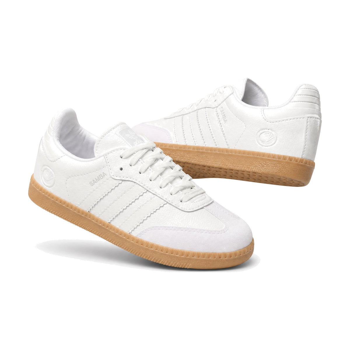 Adidas Samba Blanco Total color blanco total — par de tenis en vista 3D, fondo blanco