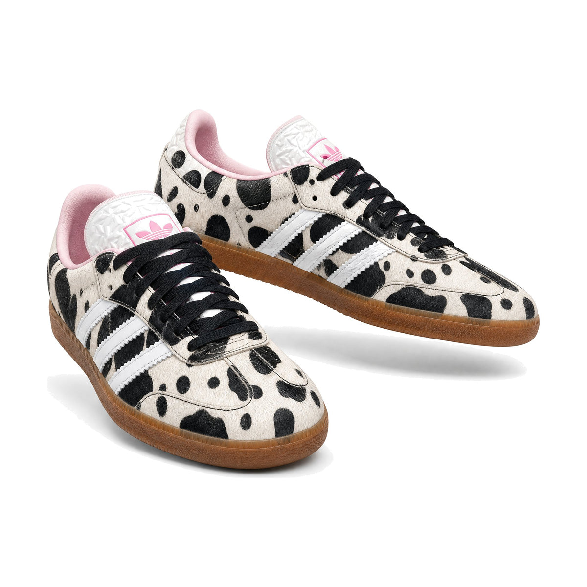 Adidas Samba Vaca Negro Blanco color vaca negro blanco — par de tenis en vista 3D, fondo blanco