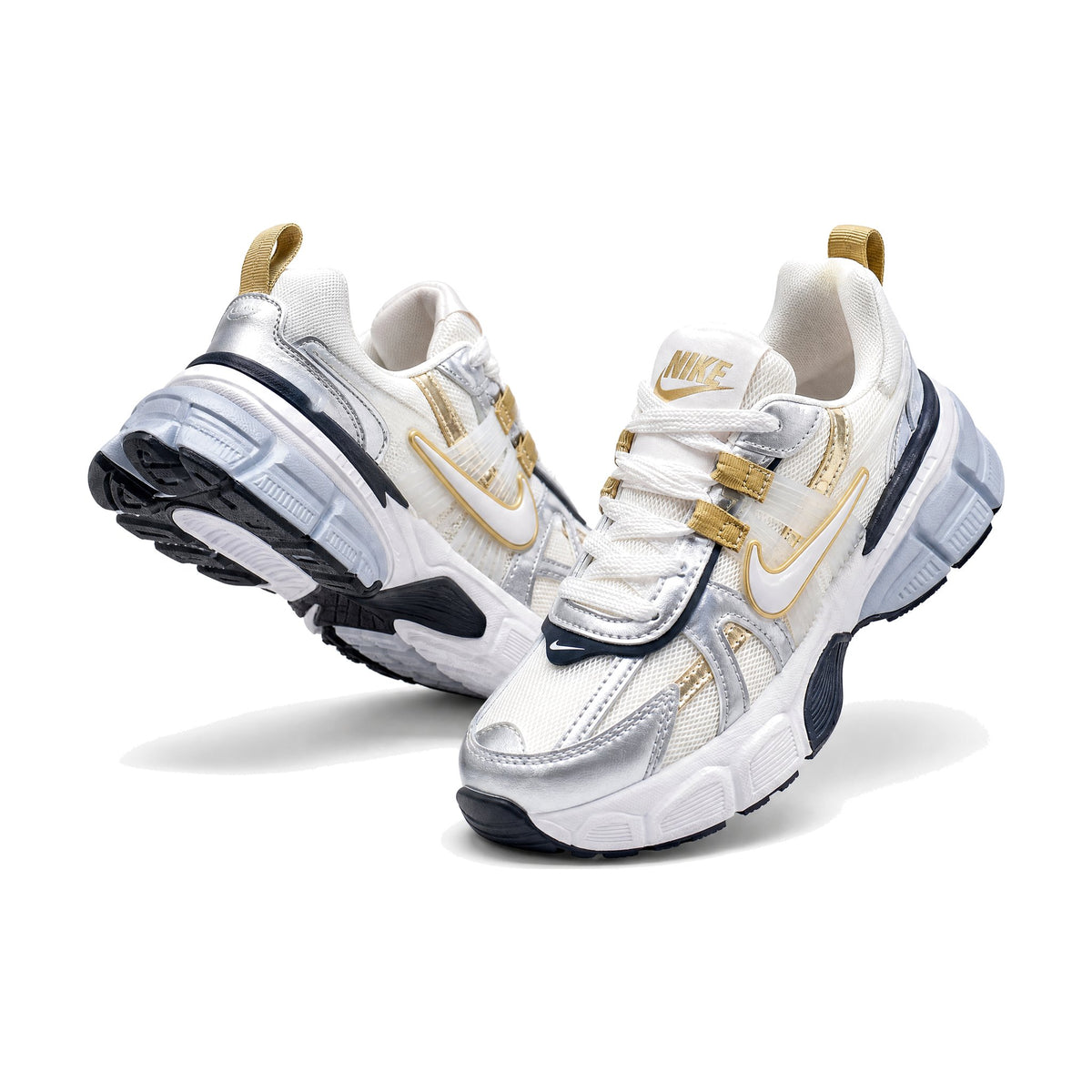 Nike VK2 Blanco Plata color blanco plata — par en vista 3D, fondo blanco