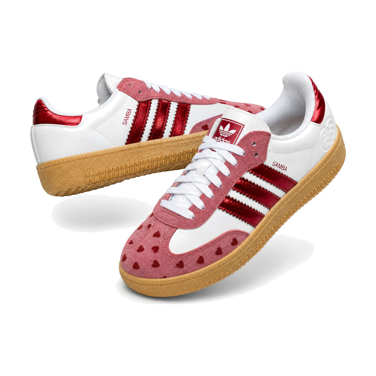 Adidas Samba Edición Especial color blanco corazones — par de tenis en vista 3D, fondo blanco