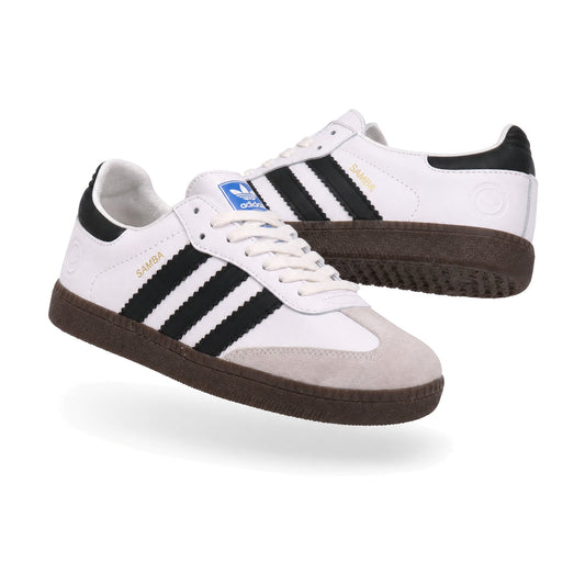 Adidas Samba color blanco — par de tenis en vista 3D, fondo blanco