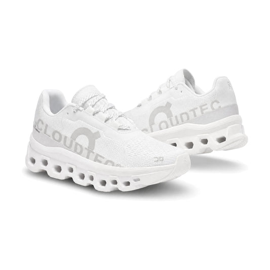 On Cloudmonster color blanco — par de tenis en vista 3D, fondo blanco