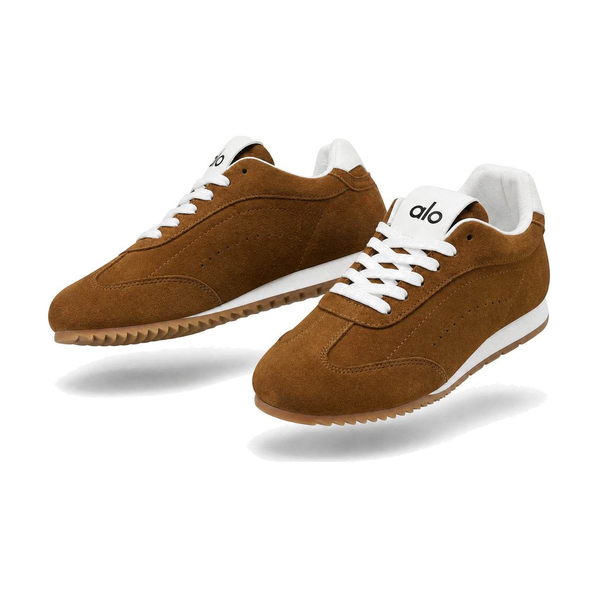 Deportivo Alo Y52 color miel — par en vista 3D, fondo blanco