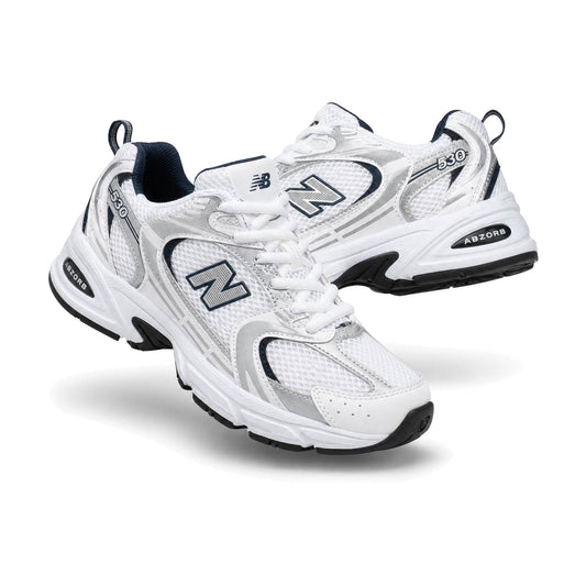 New Balance 530 color blanco azul — par de tenis en vista 3D, fondo blanco