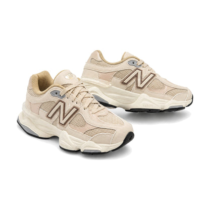 New Balance 9060 color beige — par en vista 3D, fondo blanco