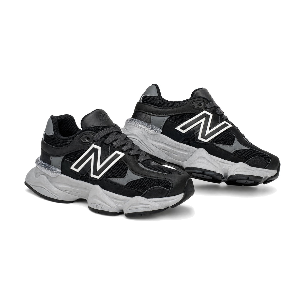 New Balance 9060 color negro — par en vista 3D, fondo blanco