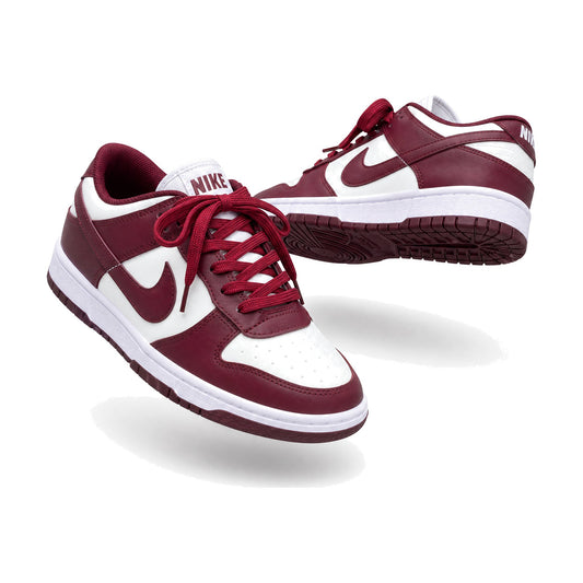 Nike Air Force 1 color vino tinto — par de tenis en vista 3D, fondo blanco