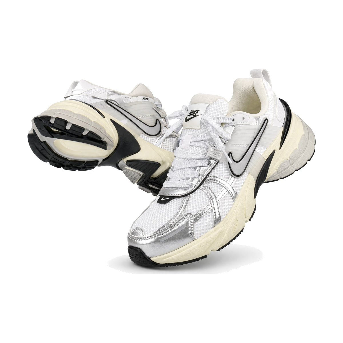 Nike Araña Gris color gris — par en vista 3D, fondo blanco