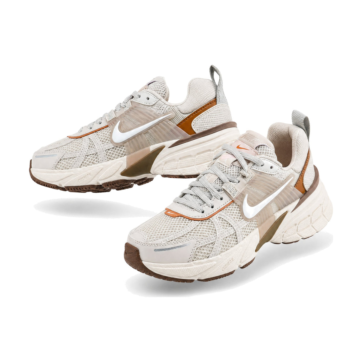 Nike Araña Marrón color marron — par en vista 3D, fondo blanco