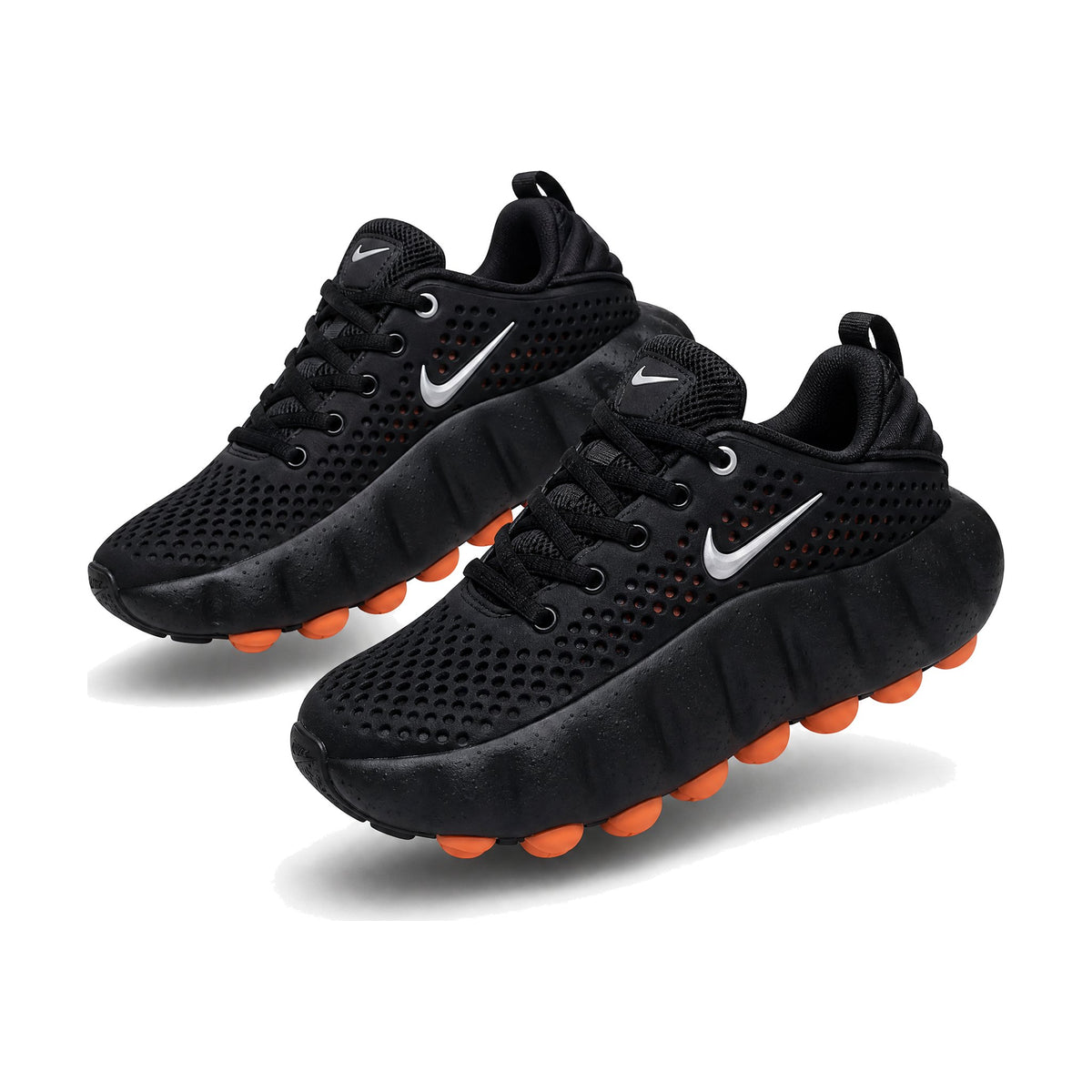 Nike Mind color negro — par en vista 3D, fondo blanco
