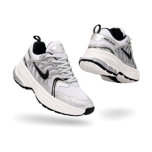 Nike Skate color plata — par de tenis en vista 3D, fondo blanco