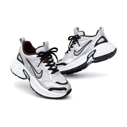 Nike V5 Dama color gris negro — par en vista 3D, fondo blanco