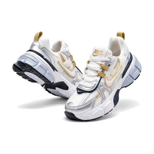Nike VK2 Blanco Plata color blanco plata — par en vista 3D, fondo blanco