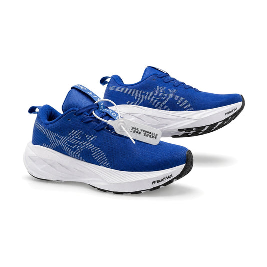 ASICS Novablast 5 color azul — par de tenis en vista 3D, fondo blanco