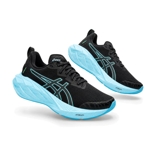 ASICS Novablast 4 color negro azul — par de tenis en vista 3D, fondo blanco