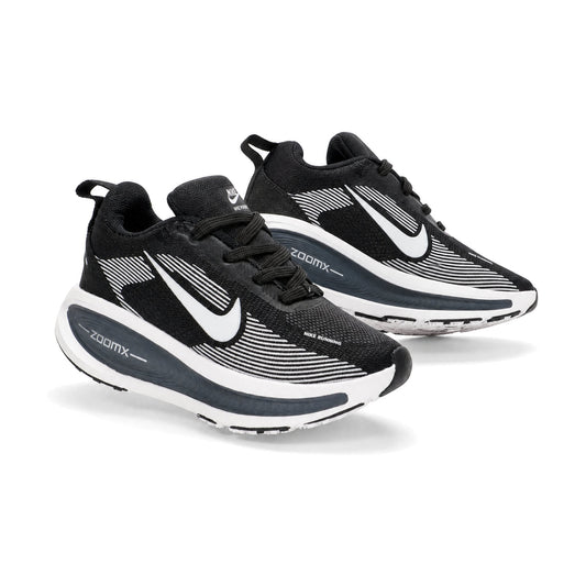 Nike Vomero 18 color negro — par de tenis en vista 3D, fondo blanco