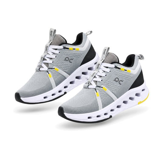 On Cloudsurfer 2 color gris — par de tenis en vista 3D, fondo blanco