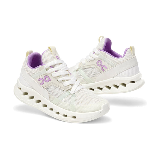 On Cloudsurfer Next color blanco lila — par de tenis en vista 3D, fondo blanco