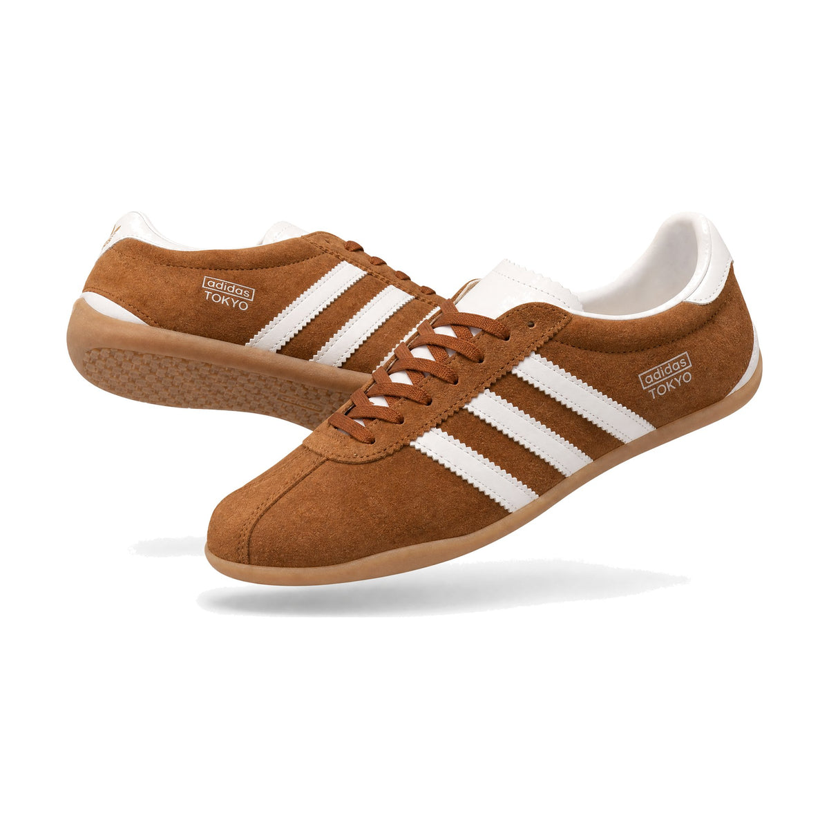 Adidas Tokio Y38 color miel — par en vista 3D, fondo blanco