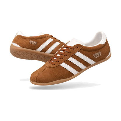 Adidas Tokio Y38 color miel — par en vista 3D, fondo blanco