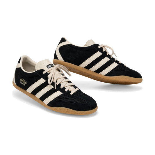 Adidas Tokio Y38 color negro — par en vista 3D, fondo blanco
